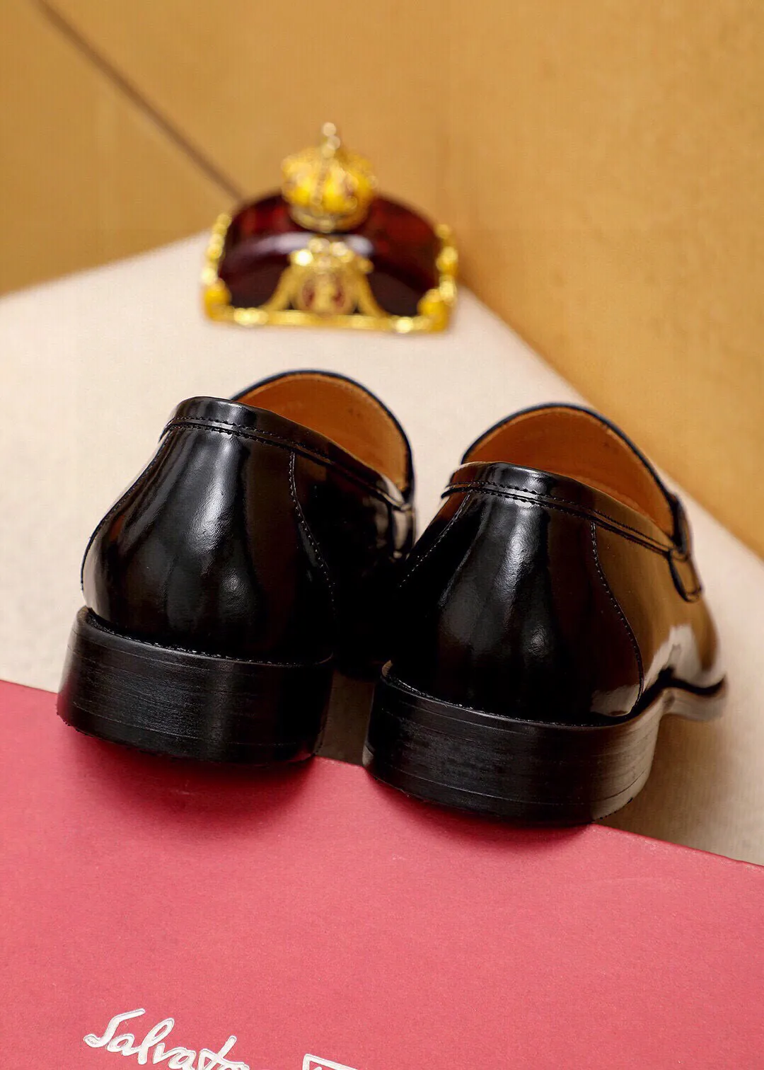 Men's shoes 💰460 💐 Product trademark: Ferragamo "Ferragamo" casual leather shoes Regular size: 38-44 (45🉑️customized) Product materials: Selected imported first-layer open-edge beaded cowhide upper + luxury hardware buckle, imported water-dyed cowhide leather lining. Strong three-dimensional visual effect, original outsole color: 2 colors available